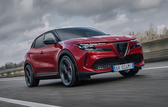 Alfa Romeo Junior - Junior Elettrica - Deux âmes électriques audacieuses